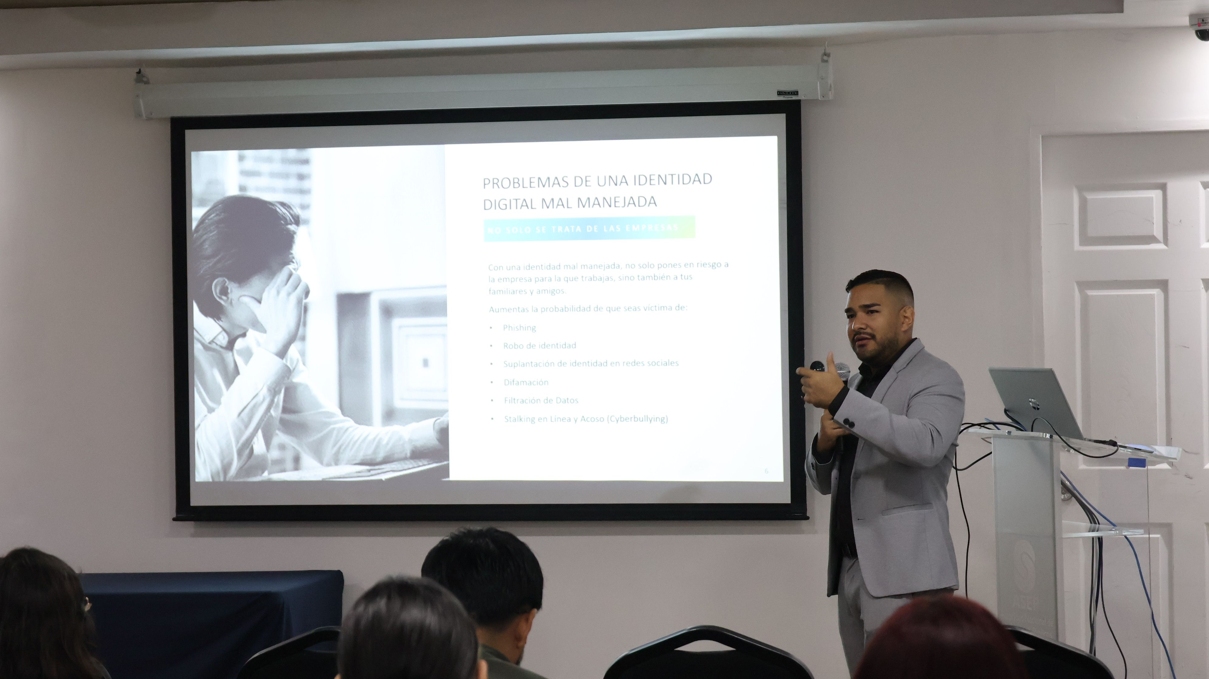 COLABORADORES SE CAPACITAN SOBRE CIBERSEGURIDAD